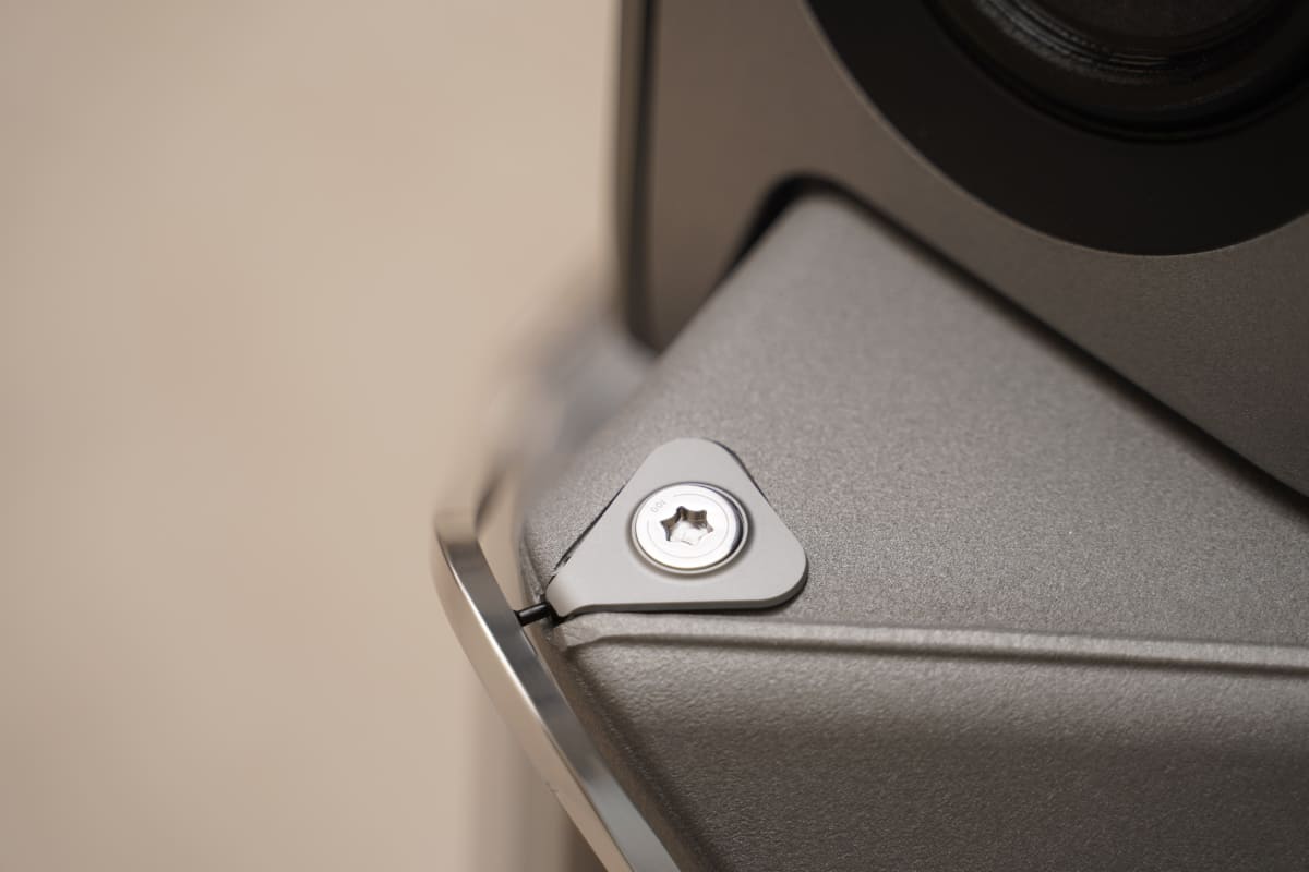 100の数字が刻印されたネジ