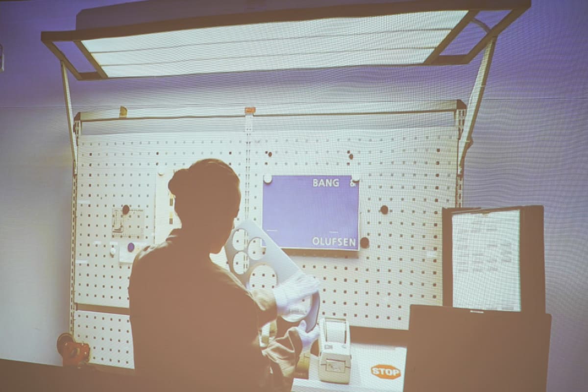 バッフルのプレートをアルミブロックから削り出し、仕上げるだけで12時間かかるという