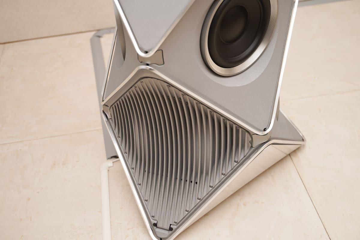 背面下部にアンプなどの基板を内蔵している