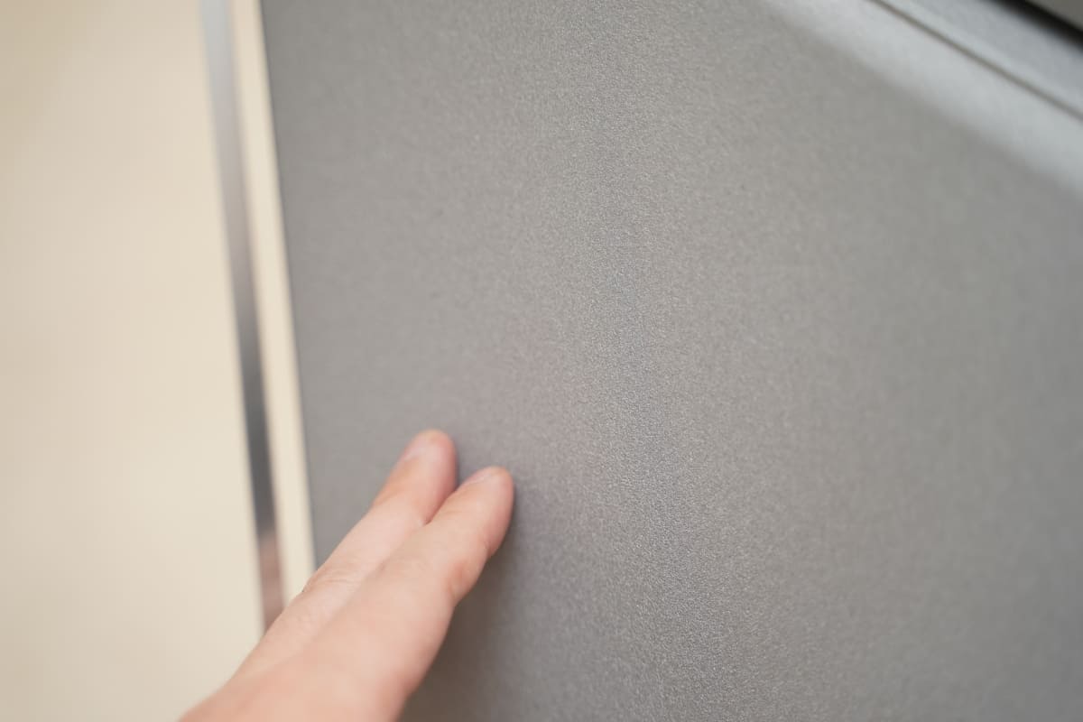 表面は砕いた火山岩の微粒子を用いた手作業のサンドブラスト加工で仕上げられている