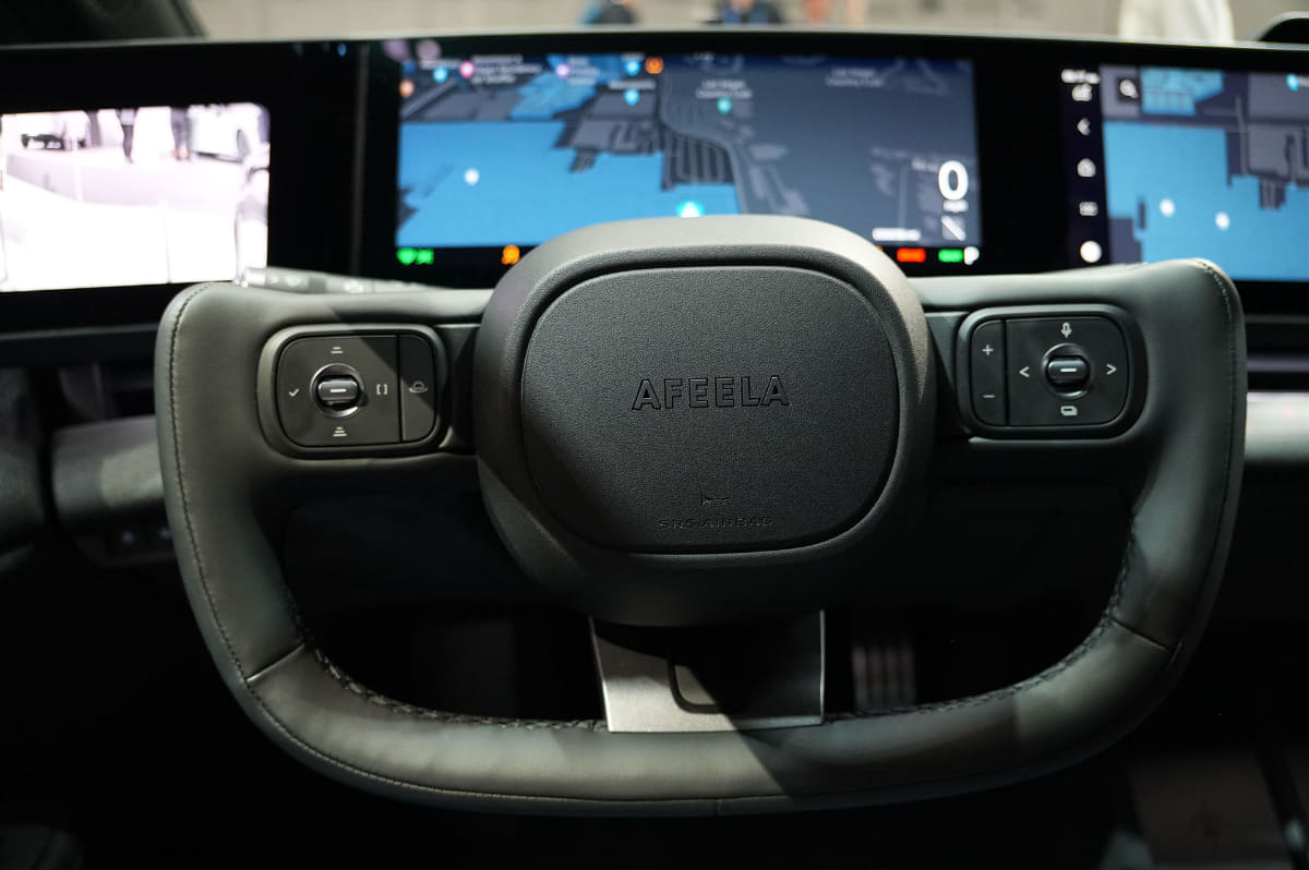 ハンドル。ナビは正面のディスプレイにも表示できる