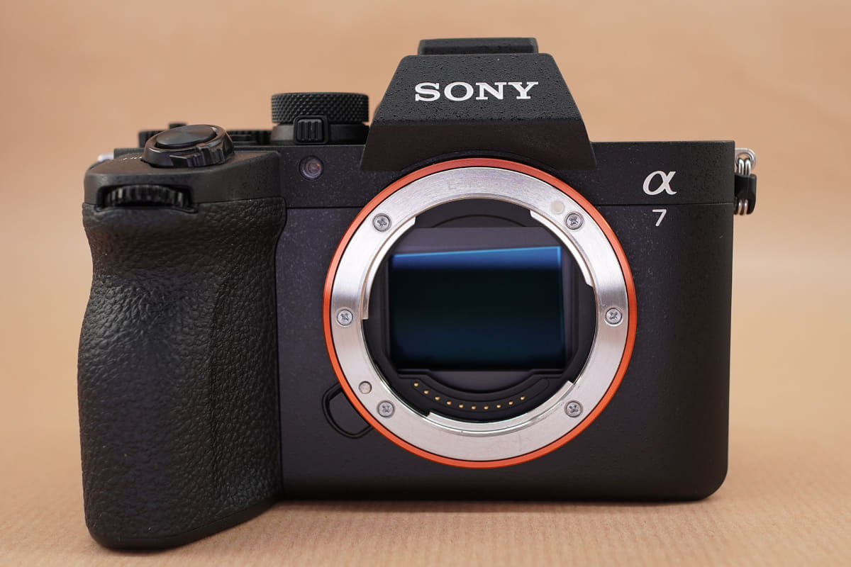 新開発の部分積層型CMOS「Exmor RS」を搭載