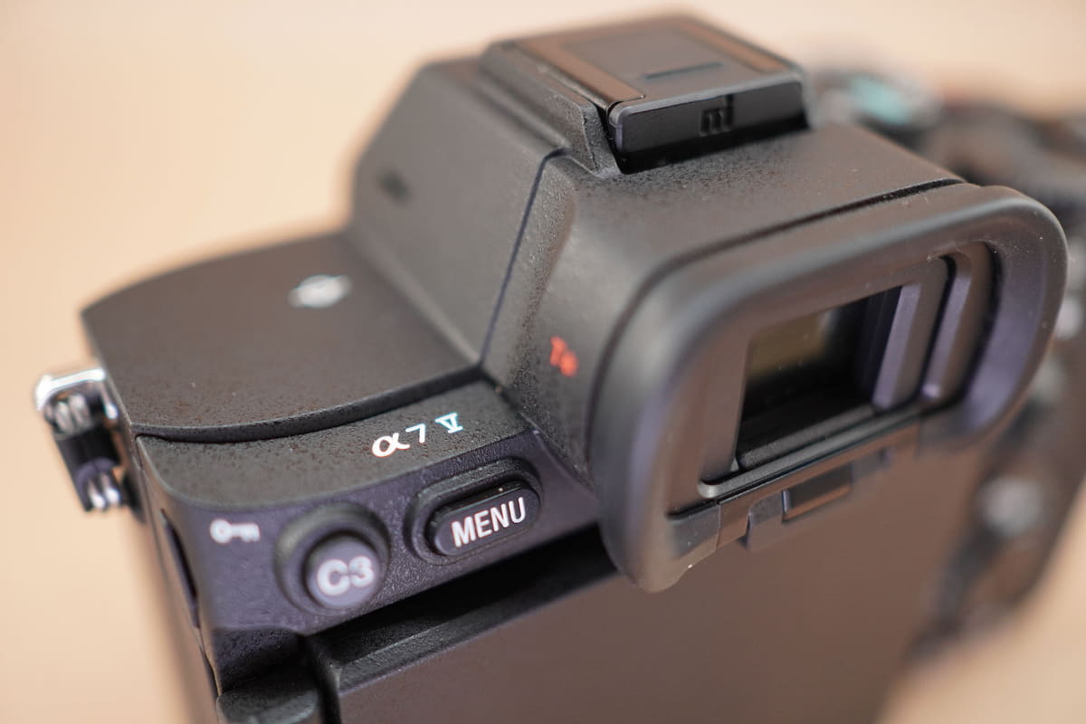 左肩にα7 Vのエンブレム