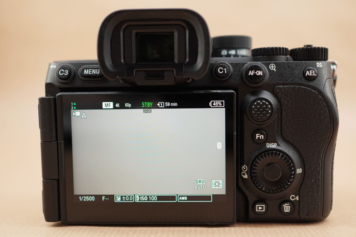 背面のボタン構成も同じ