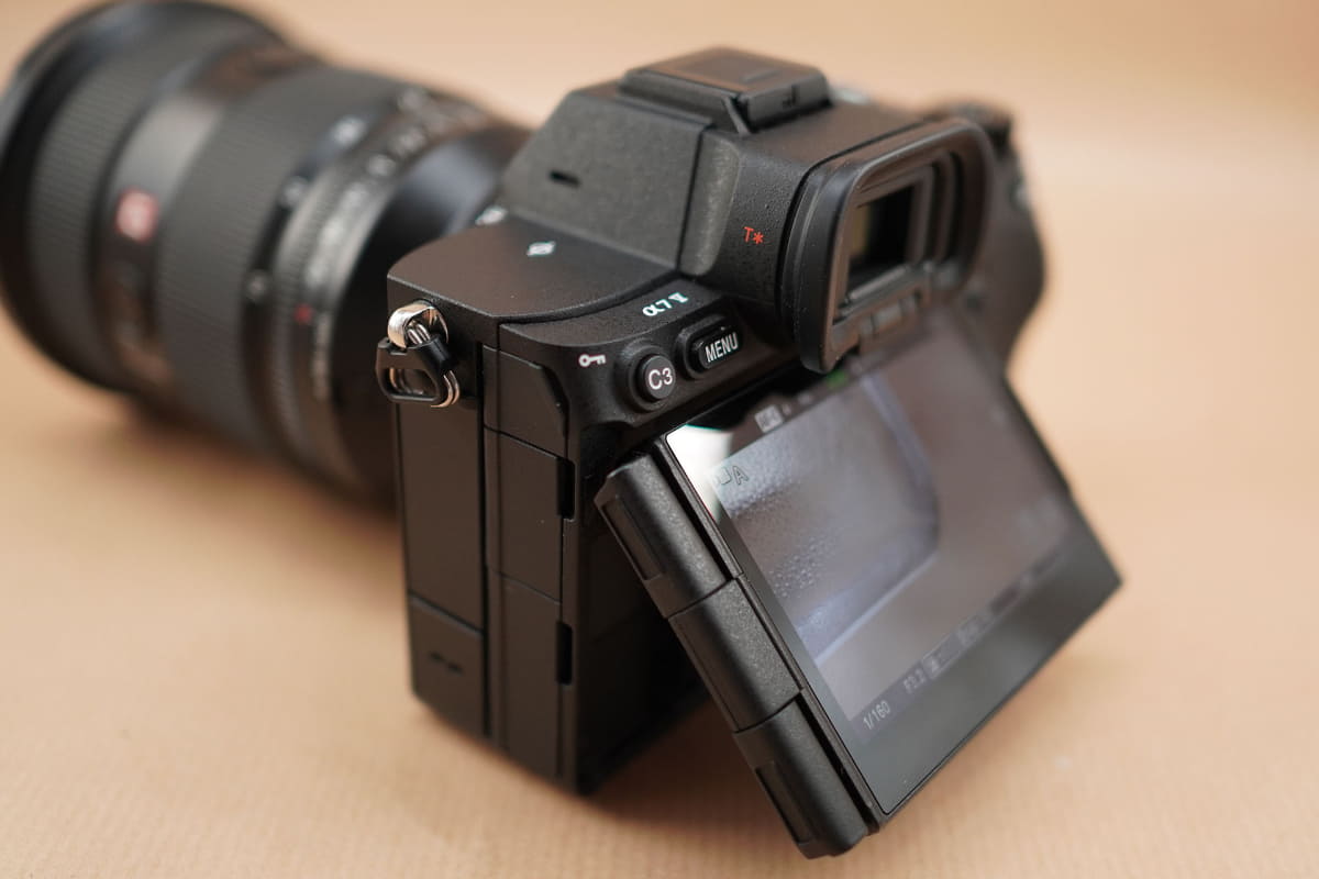 バリアングルとチルト機構の両方を備えた液晶モニター