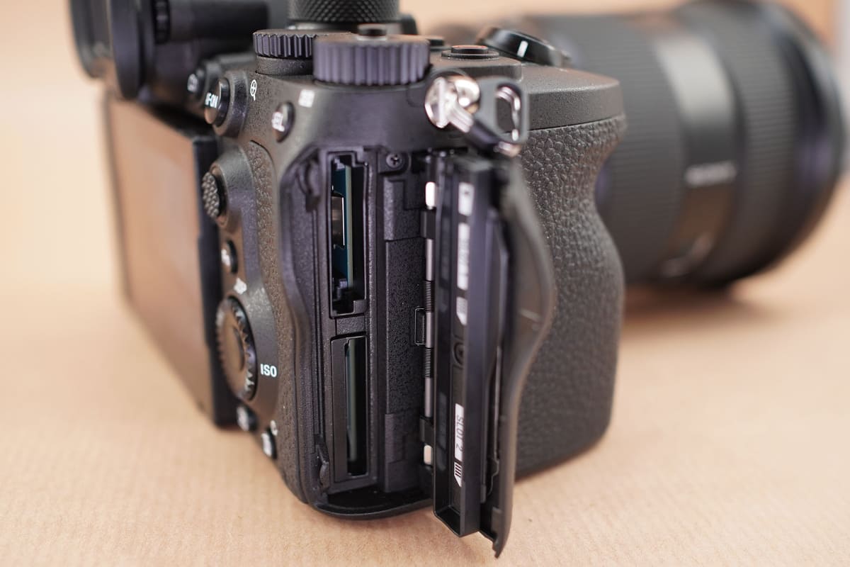 メモリーカードはCFexpress Type AとSD UHS-IIのデュアルスロット