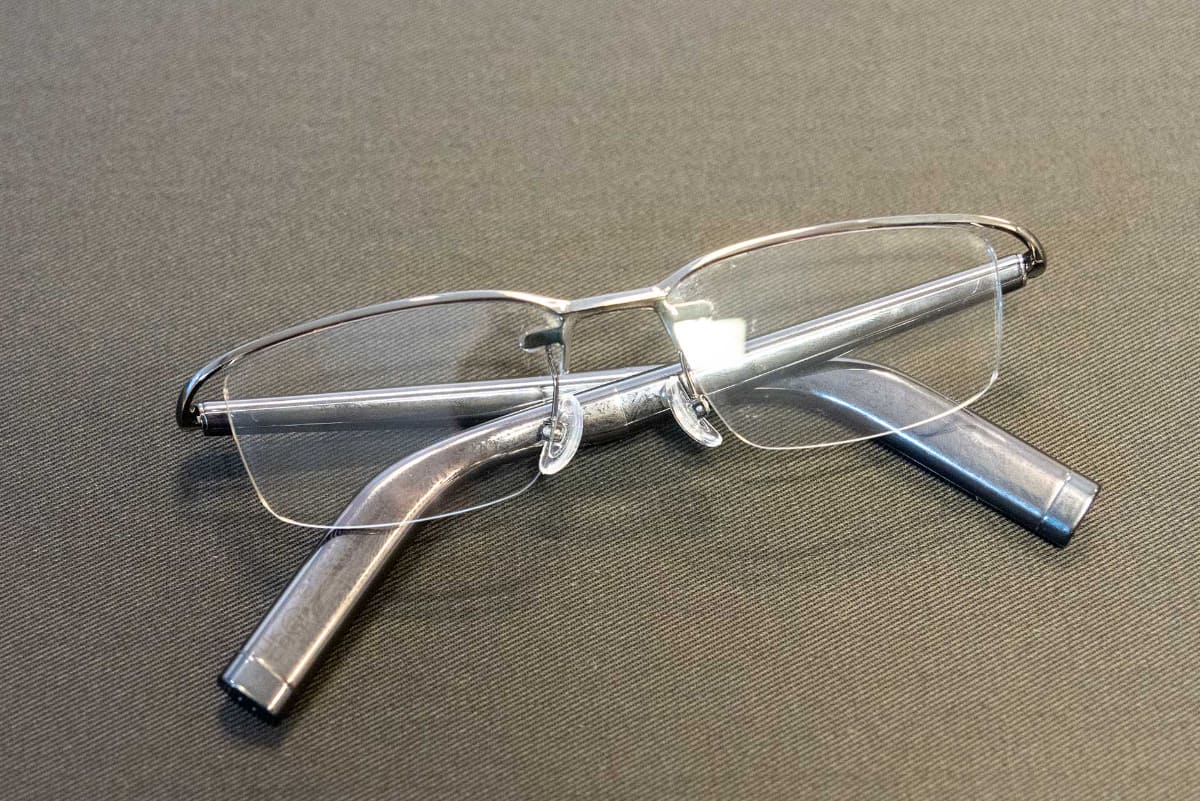 ディープチタン。ブルーライトカットレンズを備える