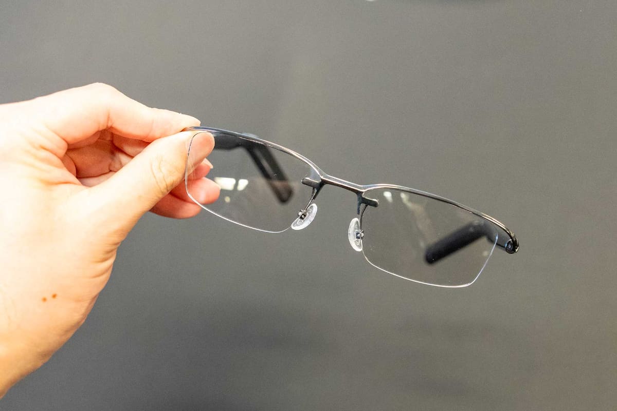 ディープチタン。ブルーライトカットレンズを備える