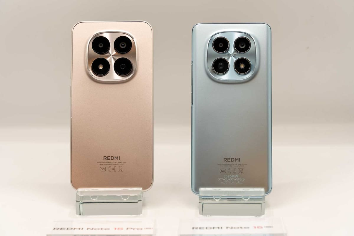 左が「REDMI Note 15 Pro 5G」、右が「REDMI Note 15 5G」