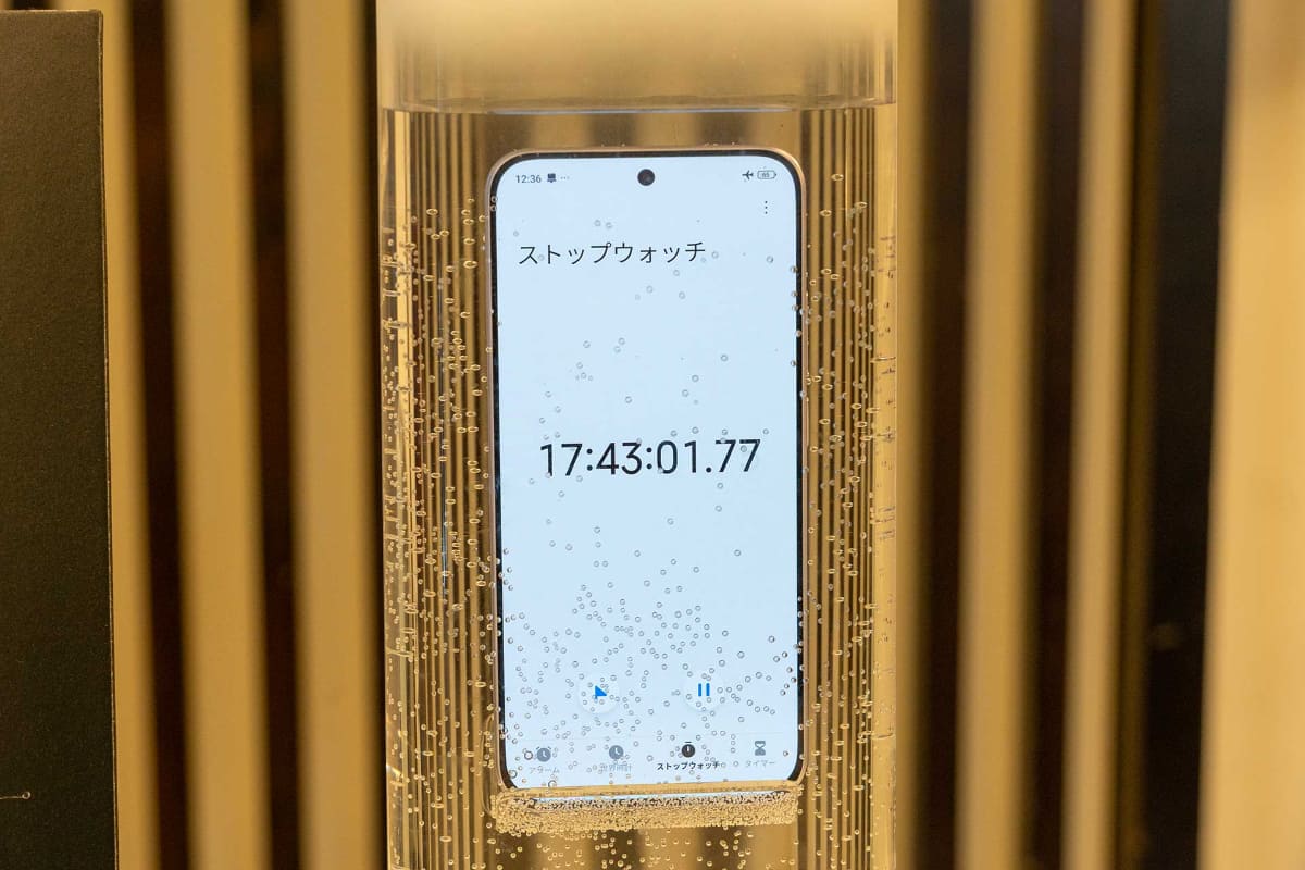 15日に行なわれた発表会では、実際に端末を水に沈めた展示も