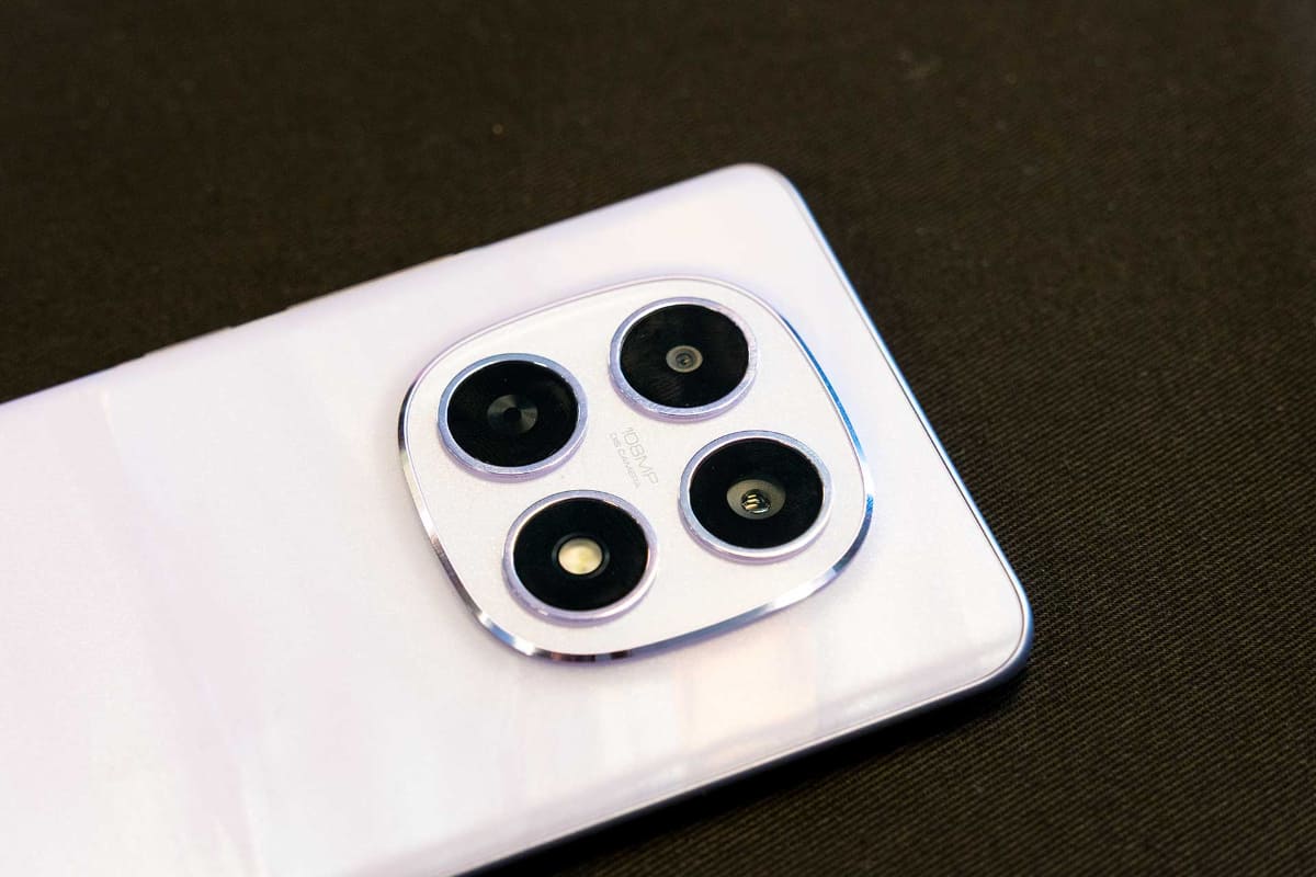 背面カメラはメイン、超広角