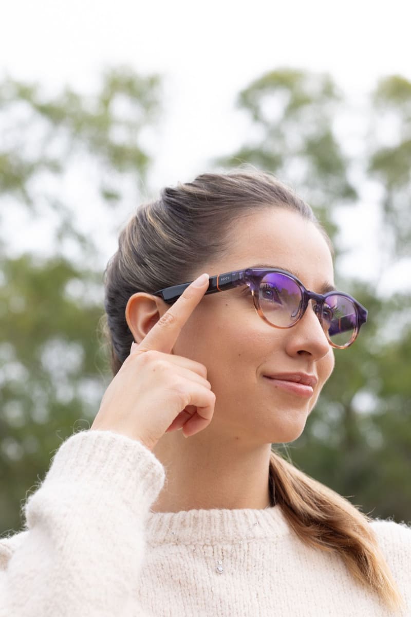 装着イメージ。耳をふさがないオープンイヤー設計。