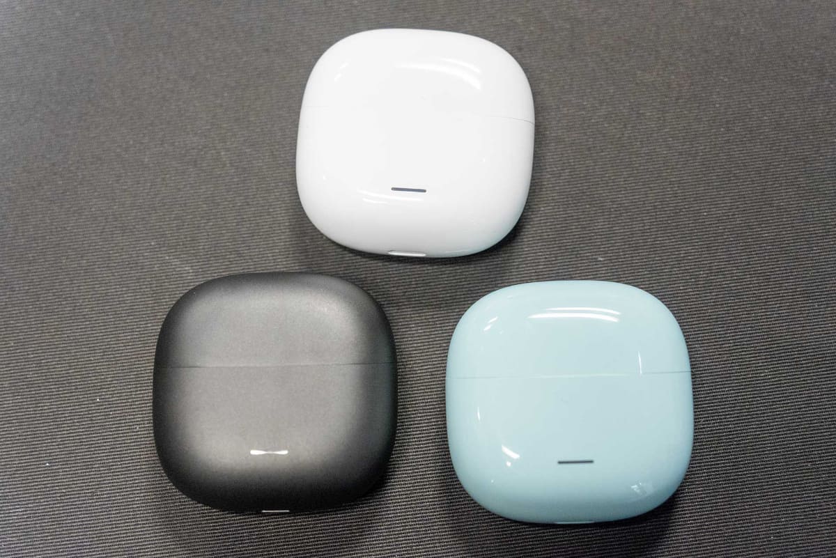 充電ケース。カラーは3色展開