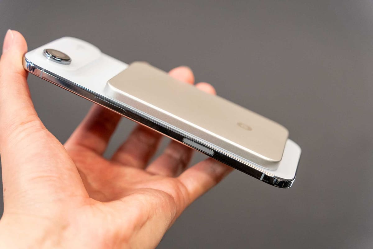 対応スマートフォンでは、背面にマグネットで固定して充電できる。写真のスマートフォンはiPhone Air