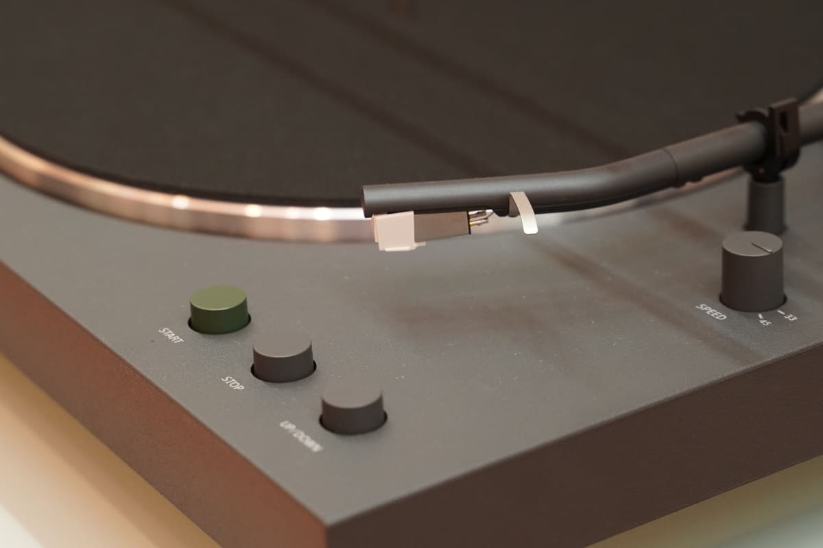 MM接合丸針を採用。重めの針圧で、しっかりと溝に接触