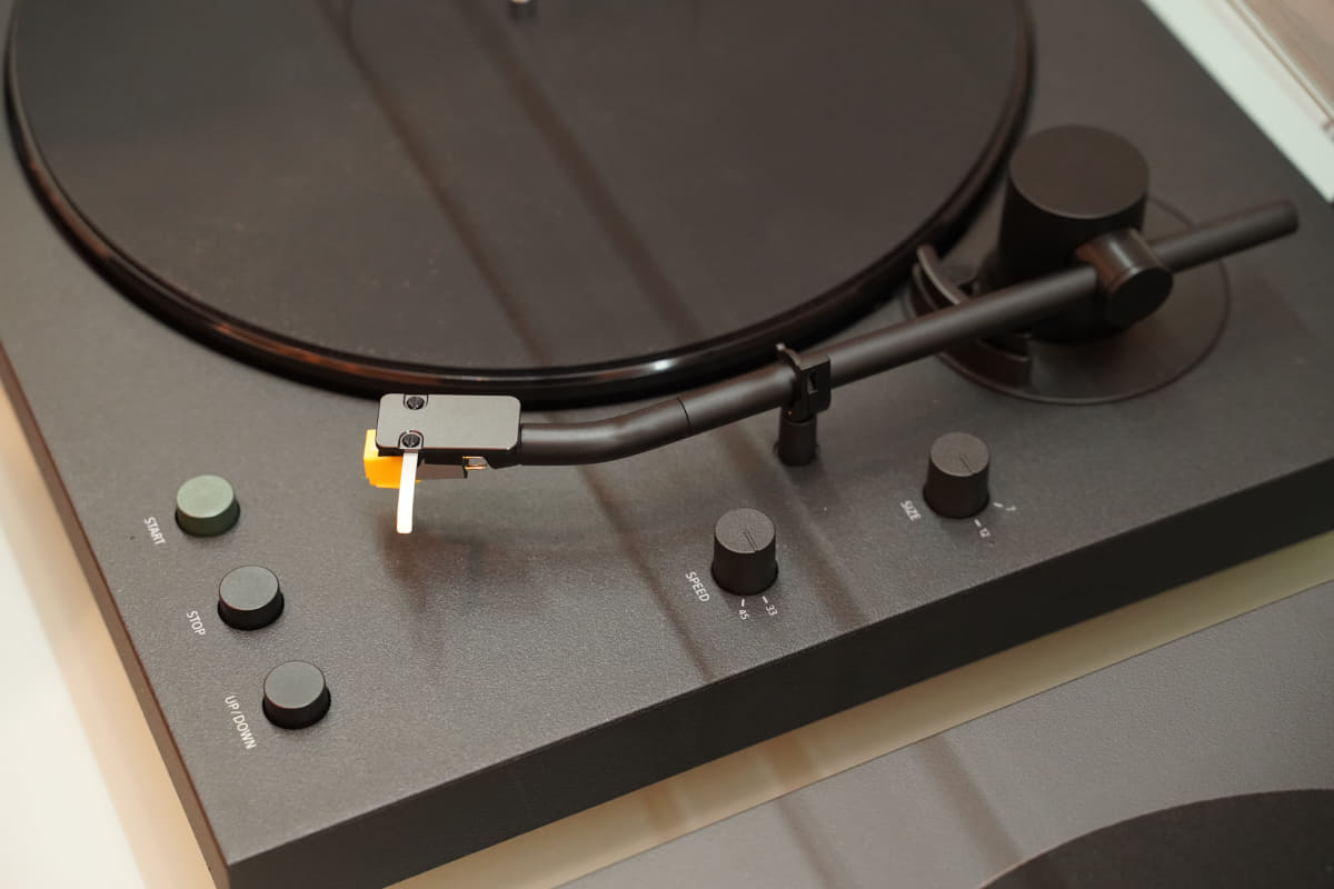 アルミパイプを使用した新設計のダイナミックバランス型のトーンアーム