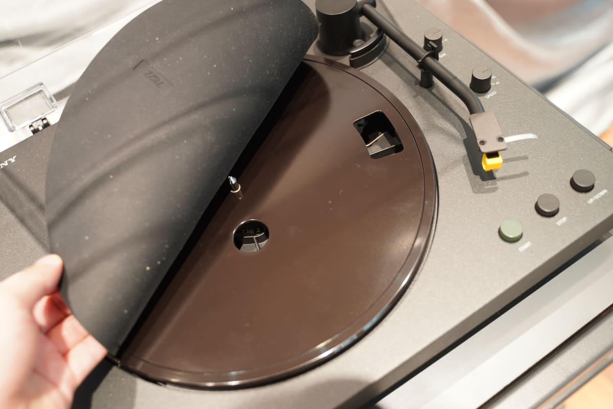 より重く厚いゴムマットを採用