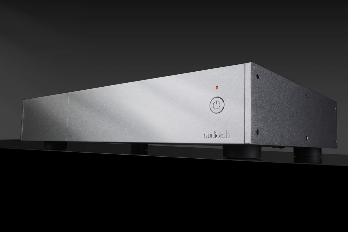 audiolabの薄型ステレオパワーアンプ「9000P」シルバー