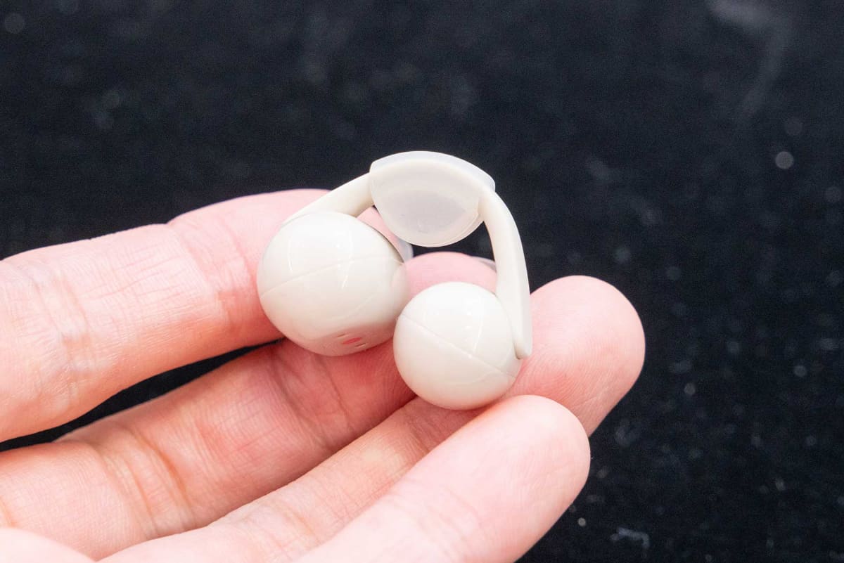 フィッティングクッションは山が内側に来るように装着する