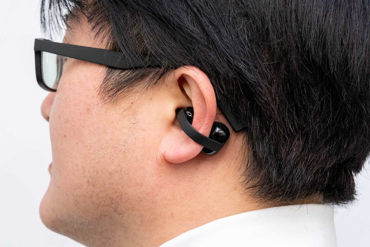 「LinkBuds Clip」(ブラック)を装着したところ