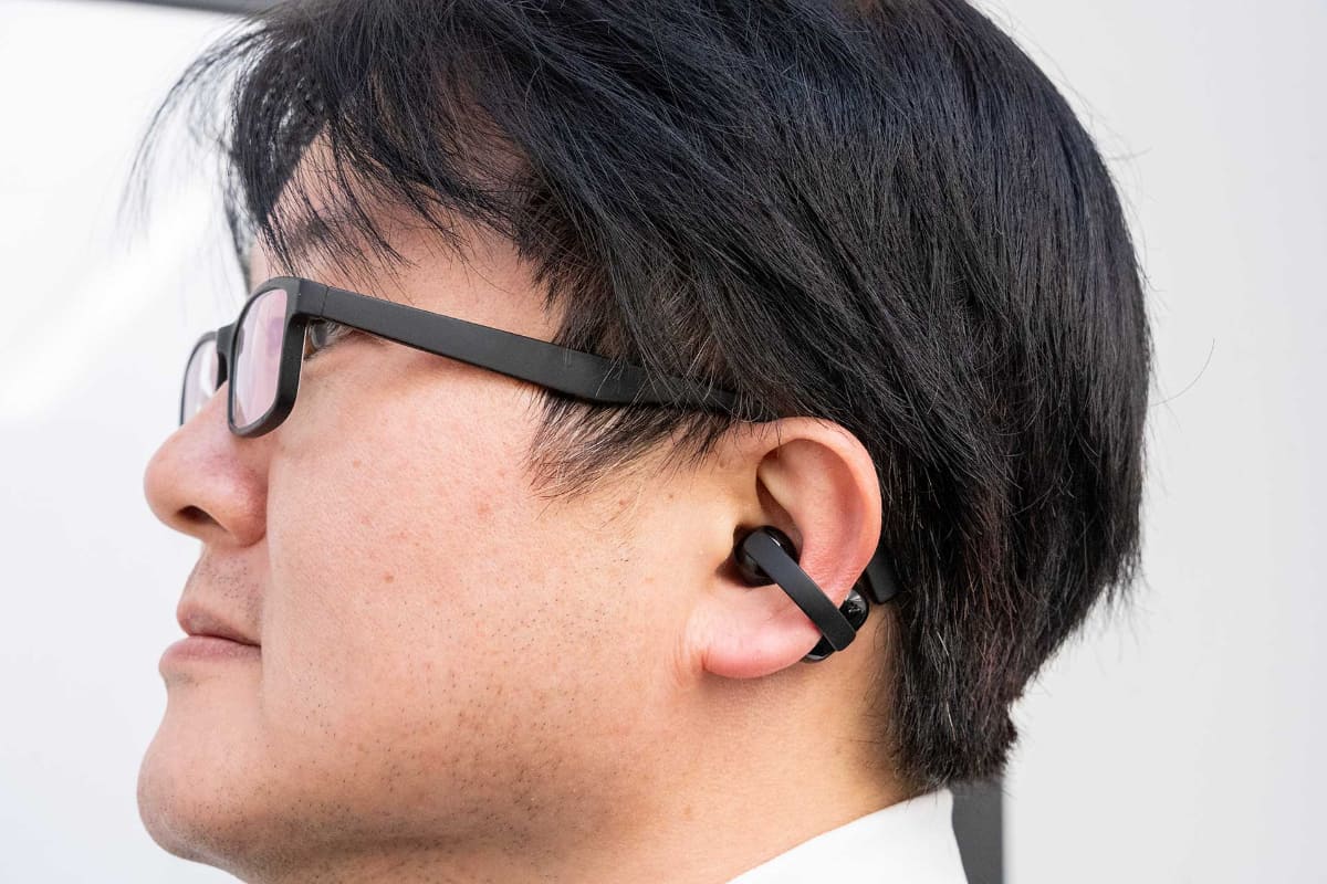 「LinkBuds Clip」(ブラック)を装着したところ