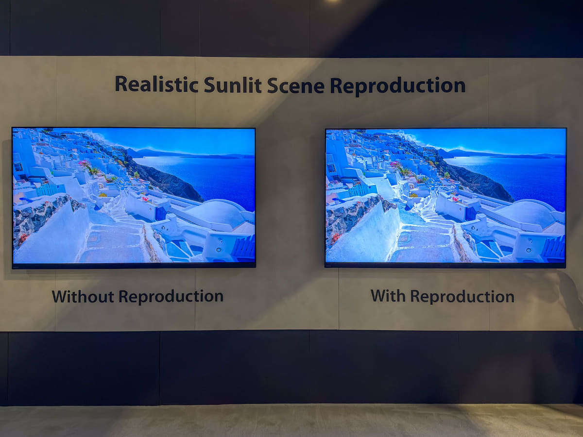 写真ではわかりづらいが、同じ映像に対し、右のものは「光景再現技術」を反映している。そのため、風景の写実性・臨場感が強く感じられる