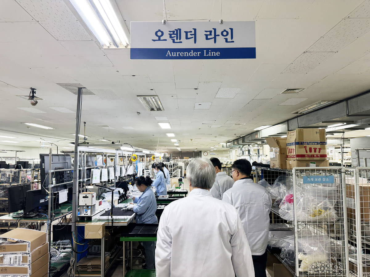 aurender Lineの看板がある広いスペースで作業が行なわれている