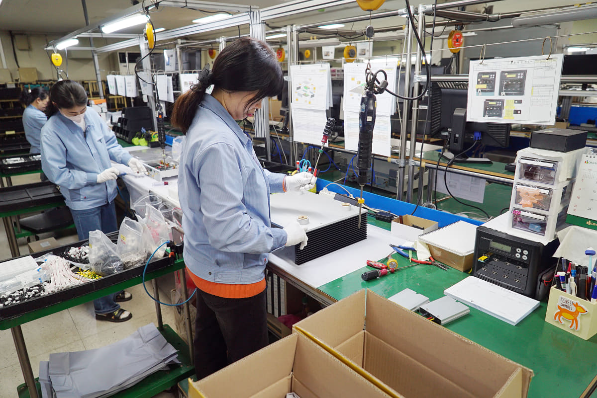 数名の女性が手際よく製品のアッセンブルを進めていた
