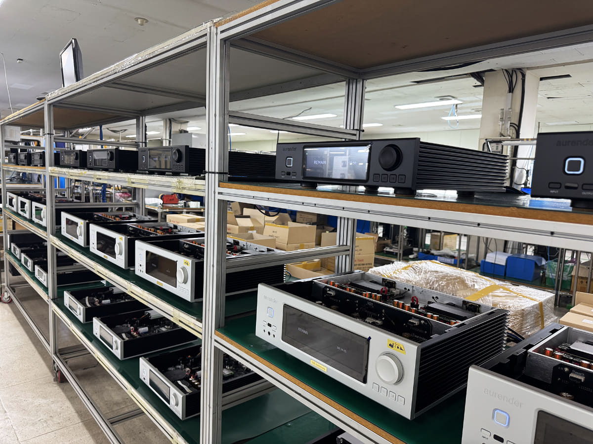 基本的なアッセンブルを終えて通電試験されている製品