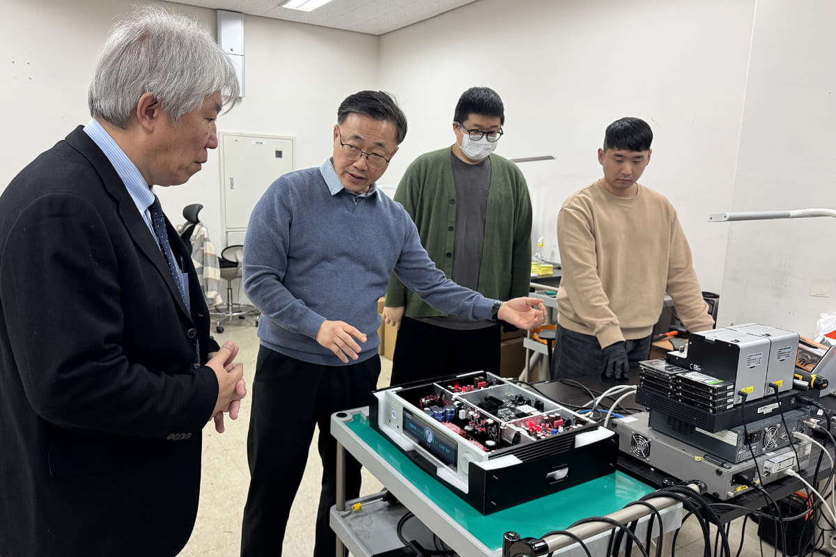 本社内の品質管理左から3番目のユン・ヨンウ氏が品質管理の責任者