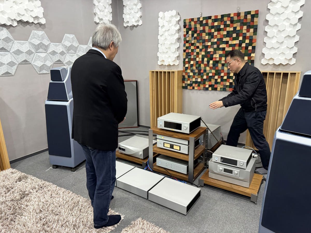 ”Golden Ear”のジェフ氏から機材説明をしていただいた