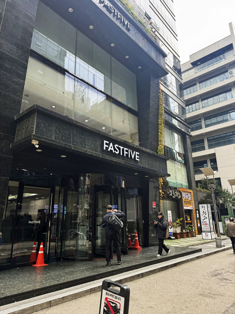 ソフトウェア開発チームがいるソウル市の江南にあるビル