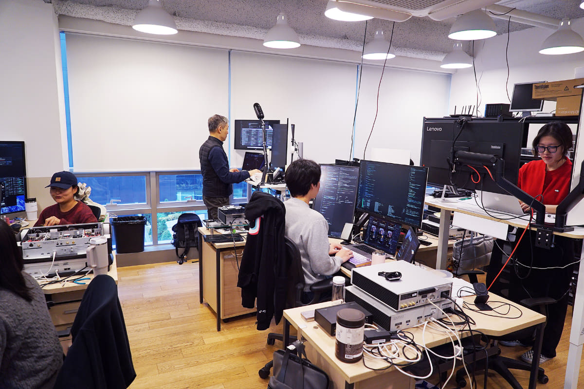 製造現場や本社とは異なる雰囲気のオフィス