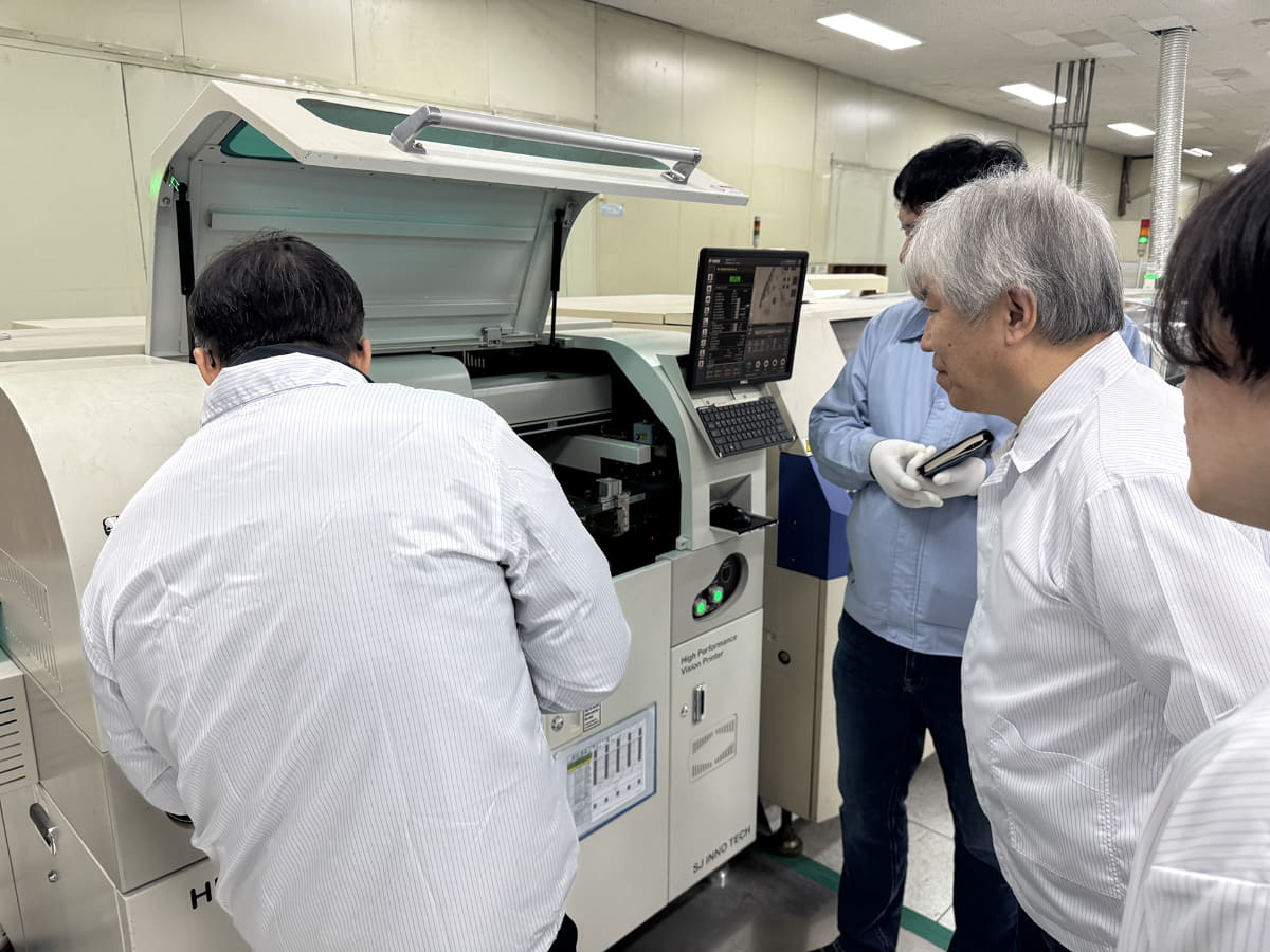 広い工場内には回路基板に表面実装を行なう機械がたくさんある