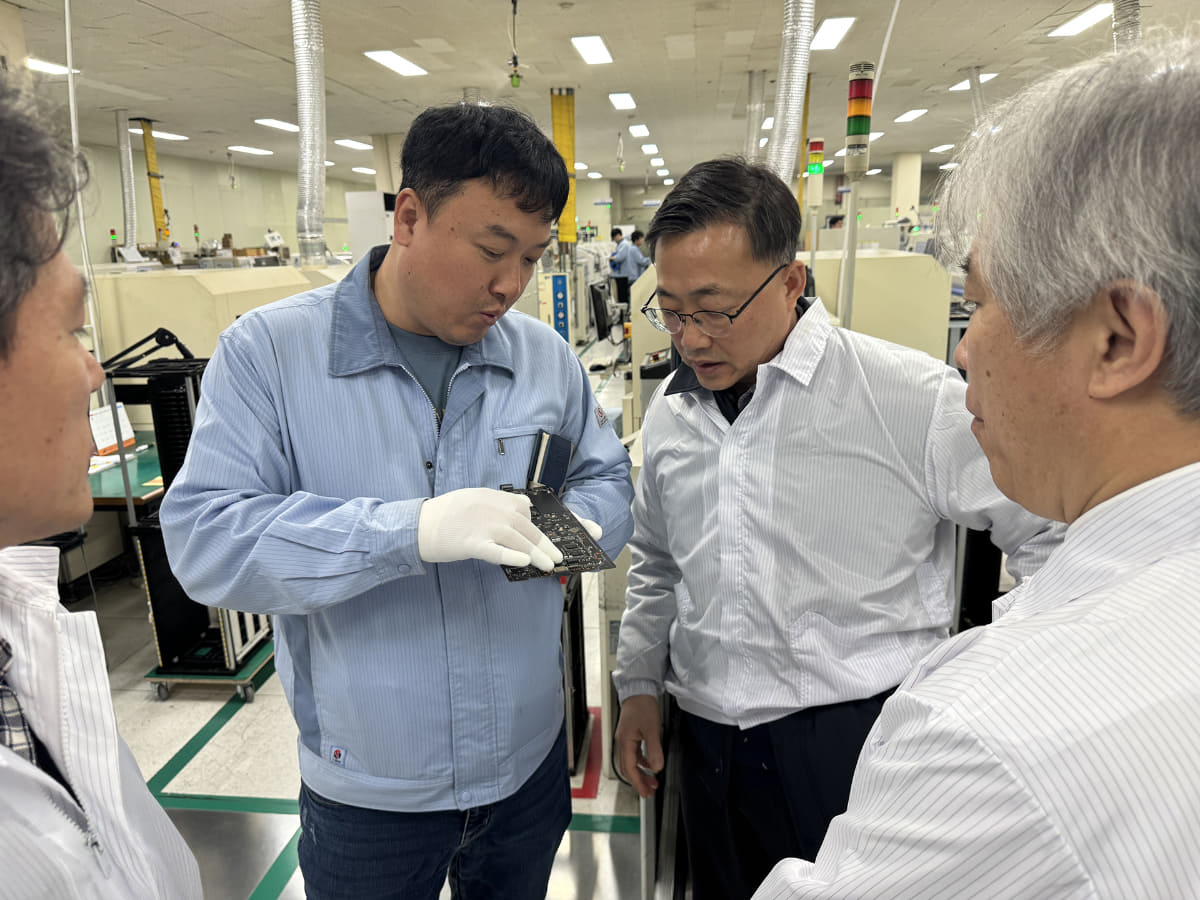 広い工場内には回路基板に表面実装を行なう機械がたくさんある