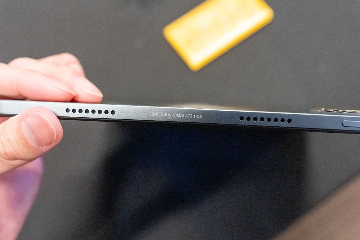 本体側面にはDolby Vision・Atmosのロゴも