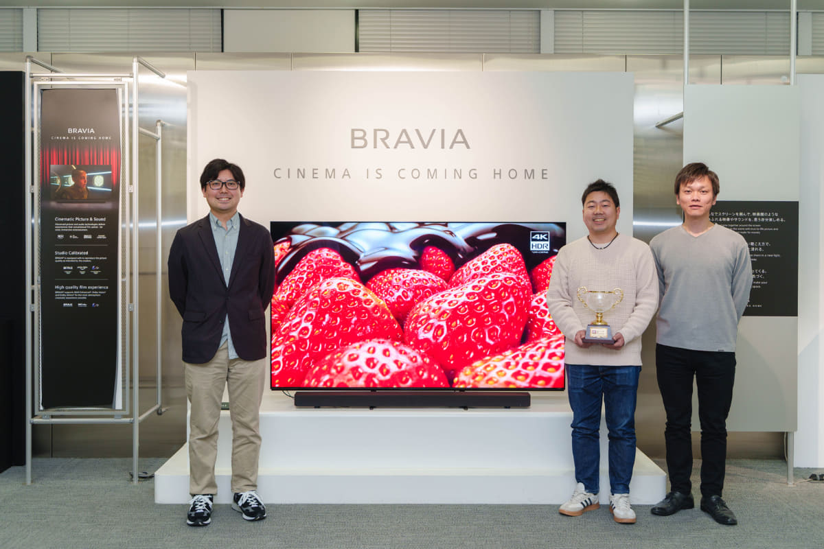 写真左から、ソニー株式会社 音響設計担当 関氏、ソニー株式会社 プロジェクトリーダー 吉田氏、ソニー株式会社 画質設計担当 秋山氏