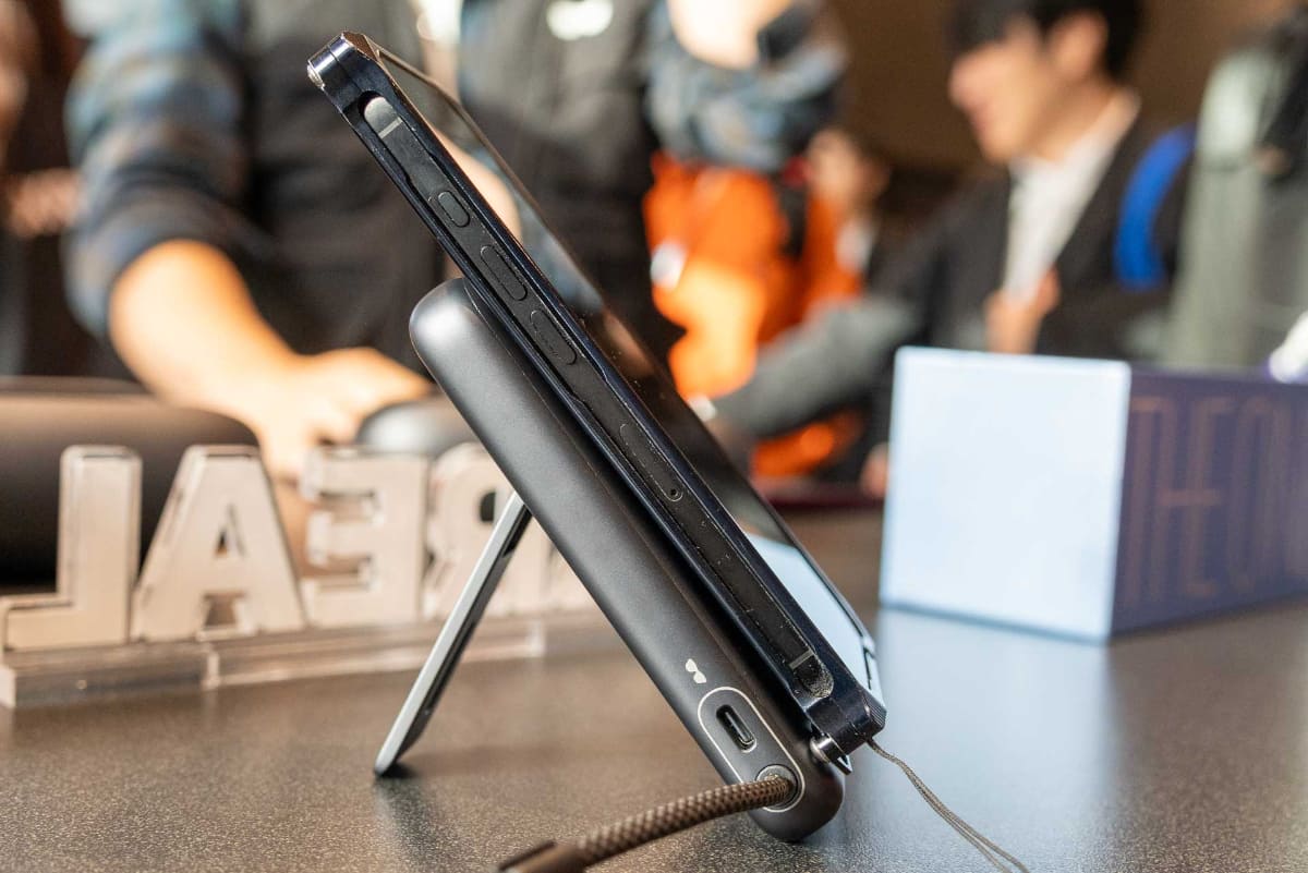 マグネット内蔵で対応スマートフォンの背面に固定可能。スタンド機能も備える