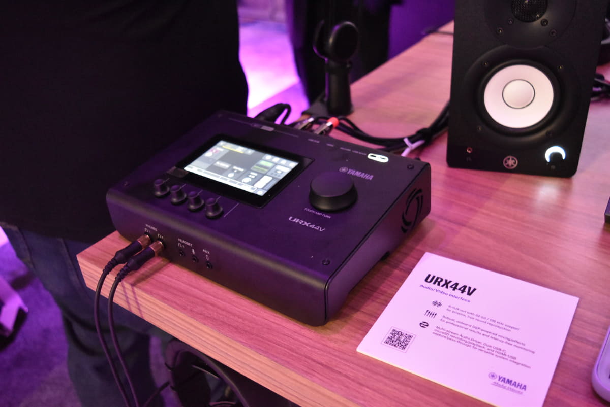 展示されていた「URX44V」