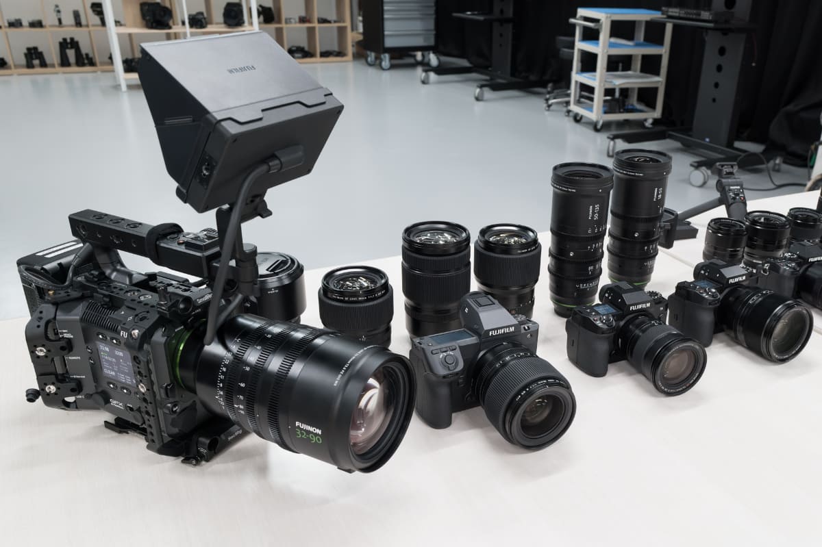 左からラージフォーマットの「GFX ETERNA 55」、「GFX100S II」、APS-Cフォーマットの「FUJIFLM X-H2S」、「FUJIFILM X-H2」。より現場仕様の装備を備えた上位機だ