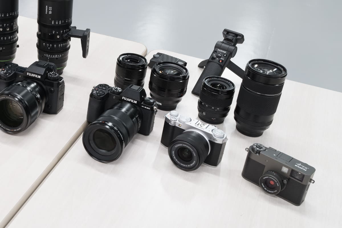 小型軽量なAPS-C機。左が「FUJIFILM X-S20」、中央が「FUJIFILM X-M5」。一番右の1型センサー搭載コンパクトカメラ「X half」(X-HF1)はフィルムカメラ的な撮影所作を楽しむカメラだが、2-in-1記録で写真と動画を組み合わせられたりもする