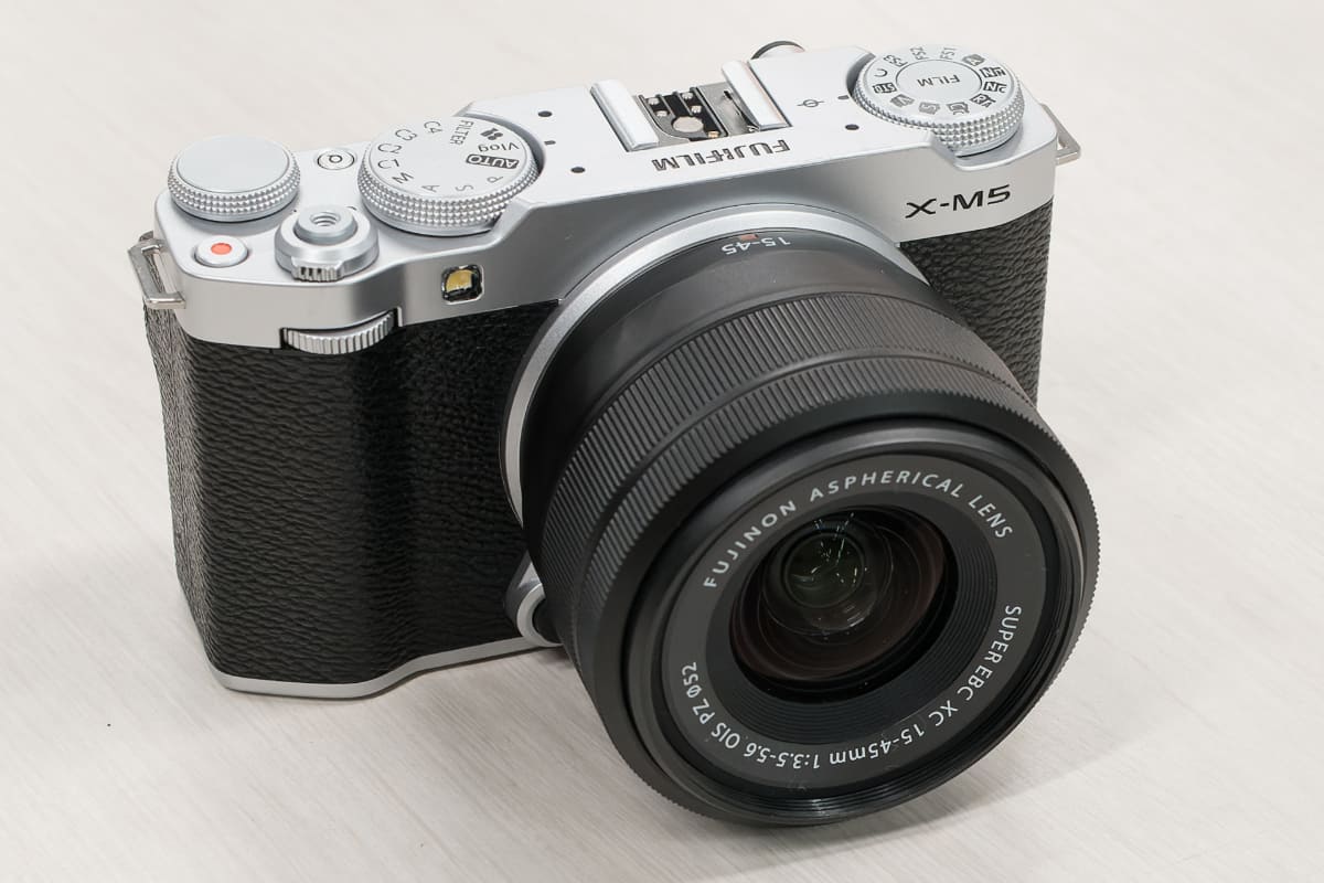 FUJIFILM X-M5。キットレンズのXC15-45mmF3.5-5.6 OIS PZを装着