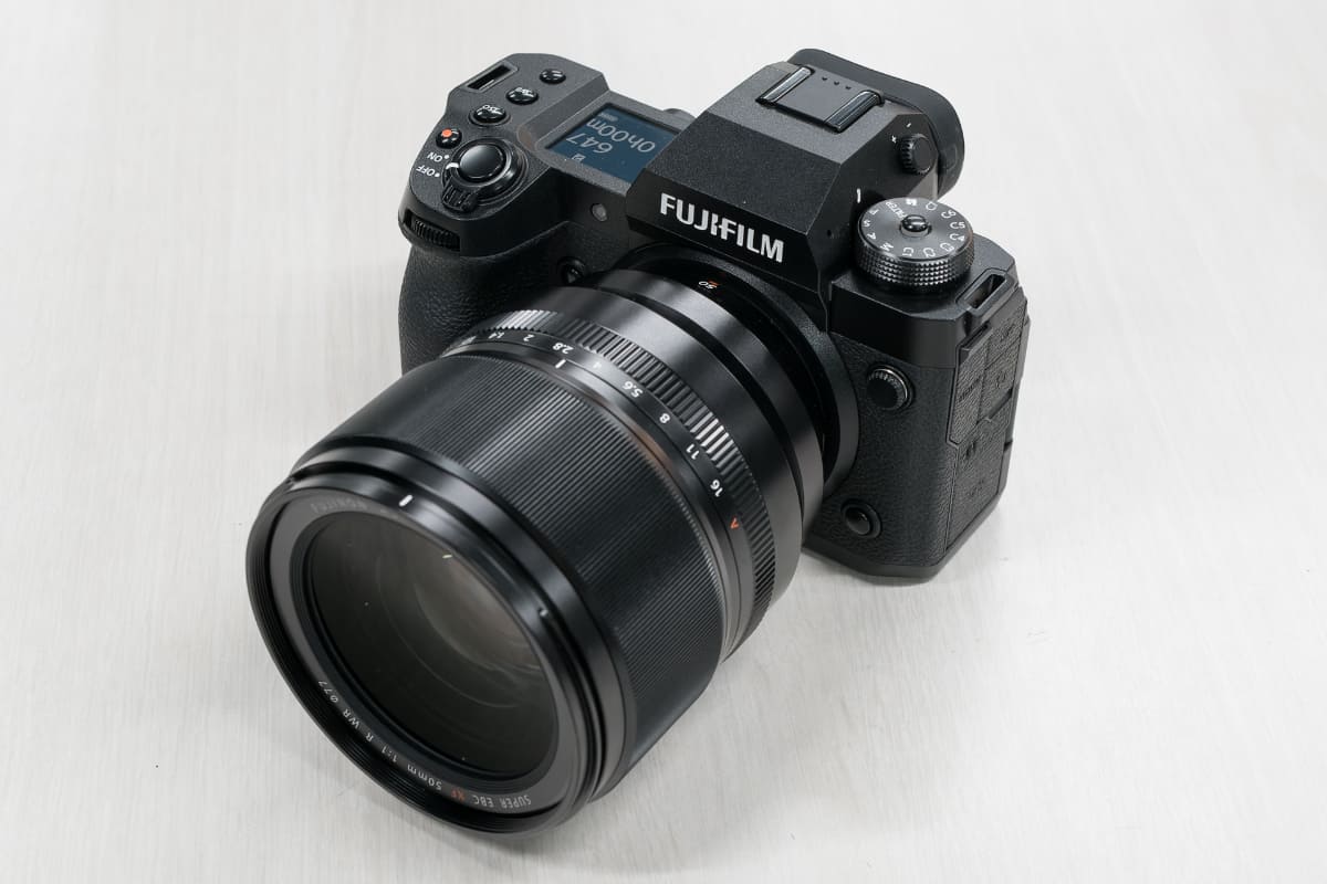FUJIFILM X-H2S。6.2K 30pや4K 120p記録、CFexpressカードに対応。最大7.0段分のボディ内手ブレ補正機構も備える