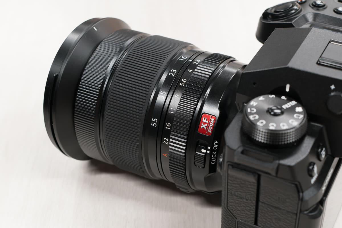 XF16-55mmF2.8 R LM WR IIは、赤い“レッドバッジ”が与えられた上位グレードの交換レンズだ。マウント付近のスイッチで絞りリングのデクリックに対応