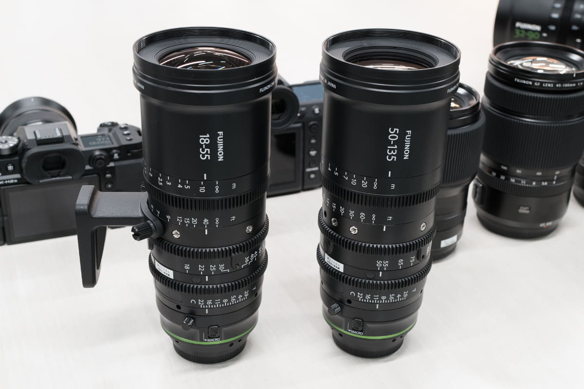 Xマウントのシネマレンズ「MKX18-55mmT2.9」と「MKX50-135mmT2.9」。こちらは動作はマニュアルだが、カメラボディとの通信接点を通じて歪曲やシェーディングのデジタル補正に対応。フィルター径やギア位置を統一して運用しやすさに配慮した