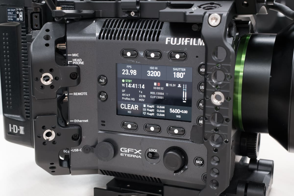 GFX ETERNA 55の側面モニター。右上に表示されたシャッターの設定値が、時間ではなく開角度の「180°」になっている