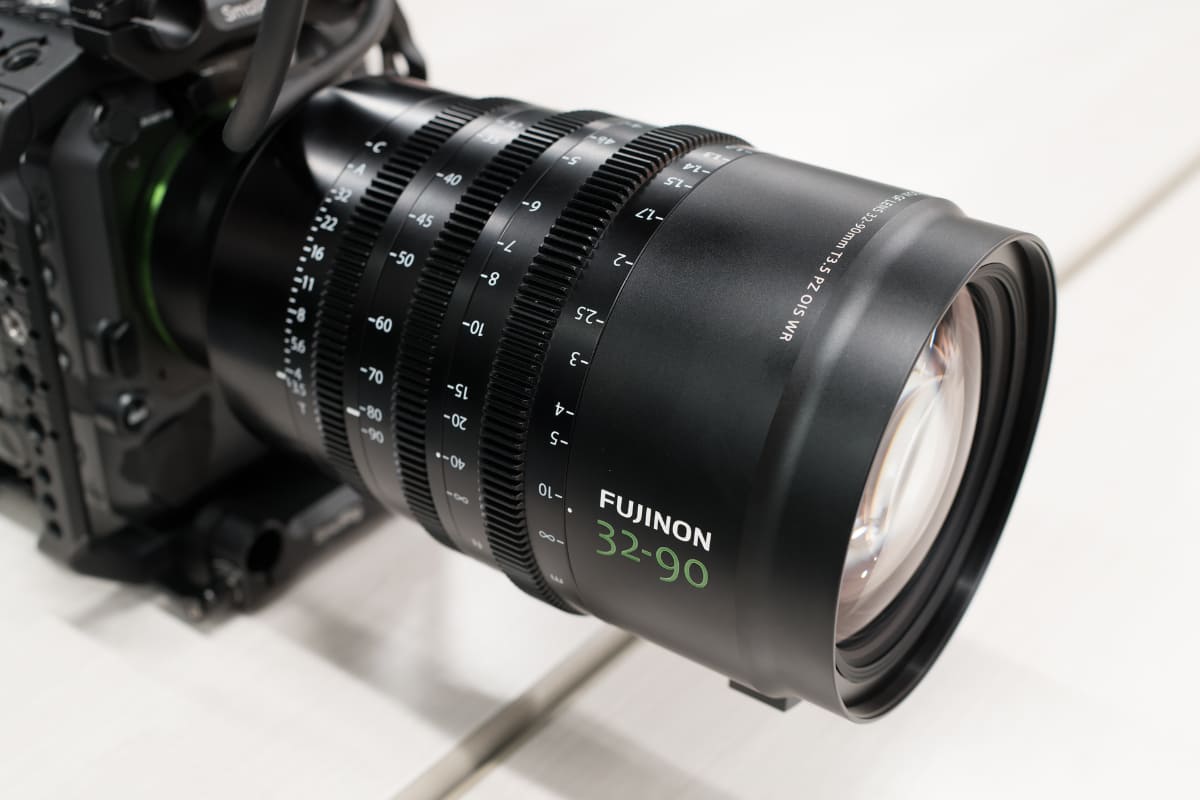 GF32-90mmT3.5 PZ OIS WR。GFマウントの電動ズームレンズ。35mm判換算25-71mm相当の画角を得られる