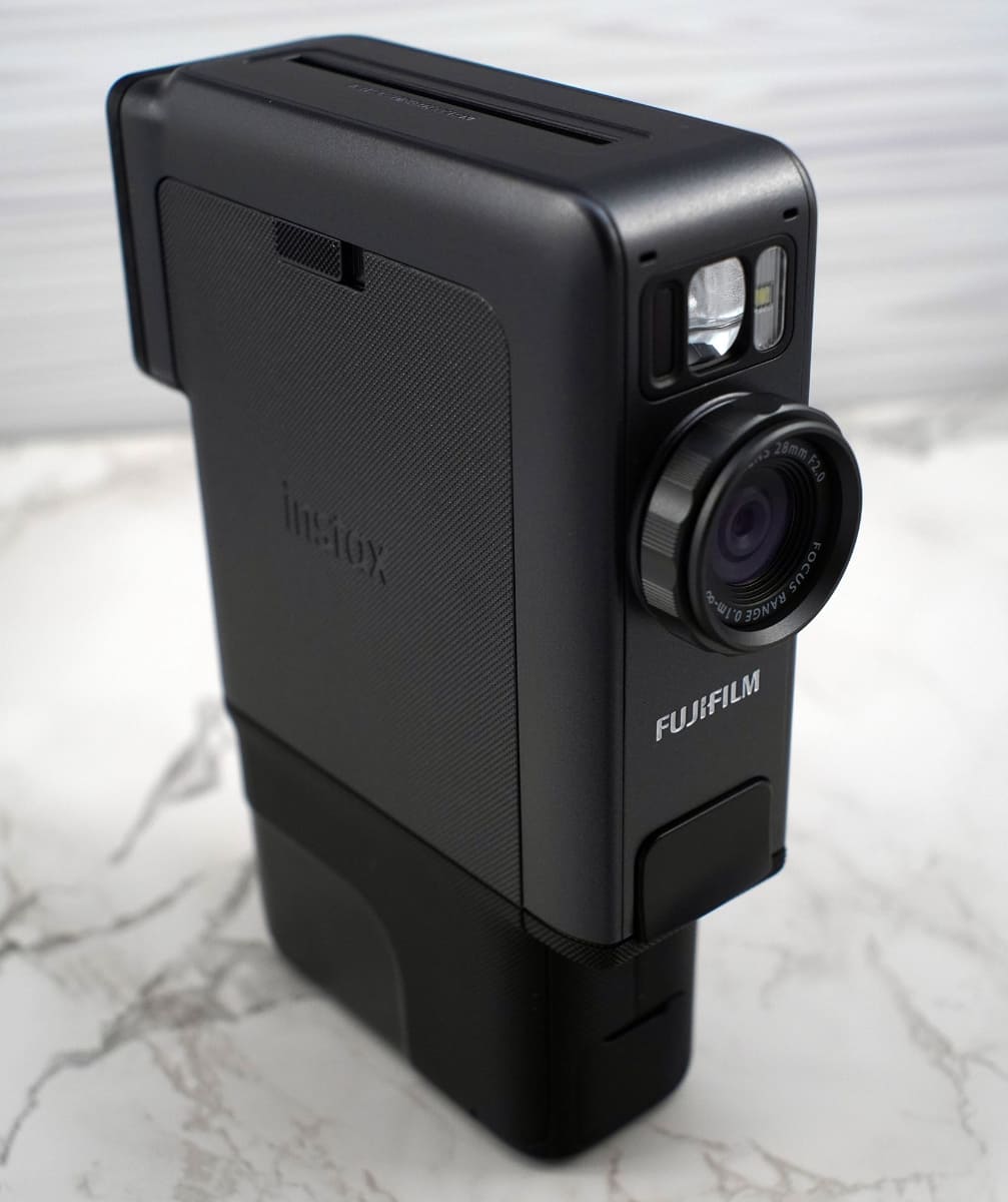 反対側はチェキフィルムを装填するスロット