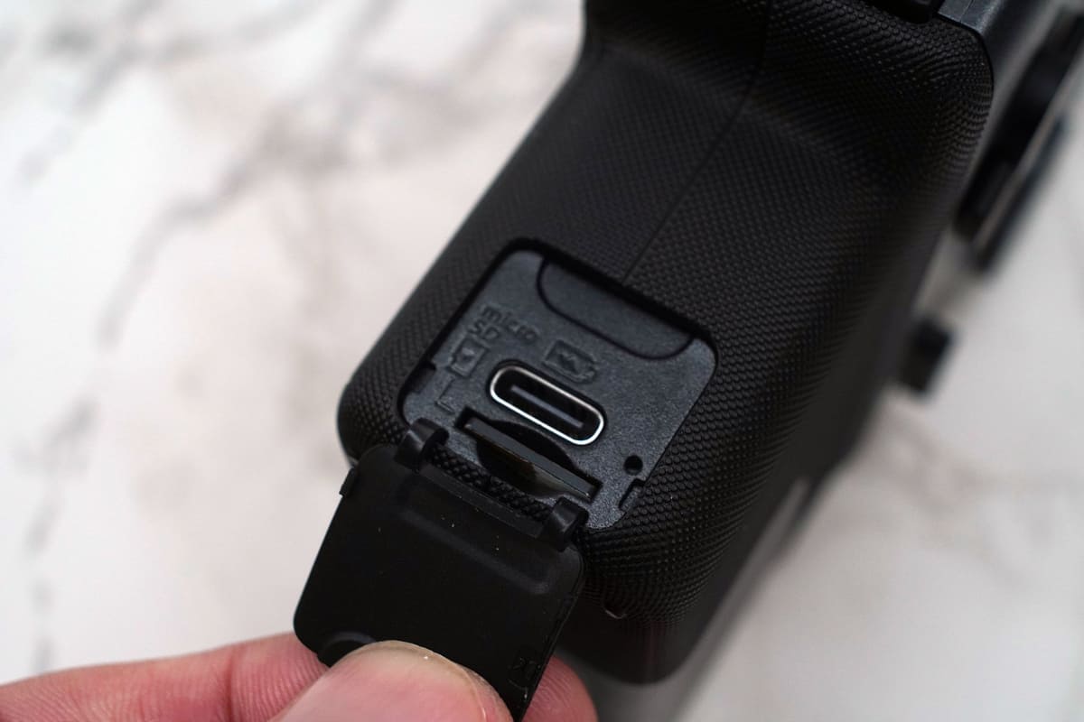 撮影ボタン下にUSB端子と microSDカードスロット