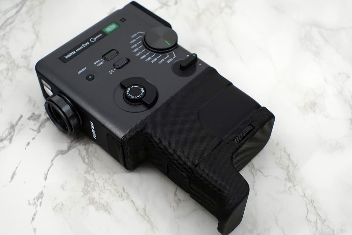 底部にグリップを装着できる